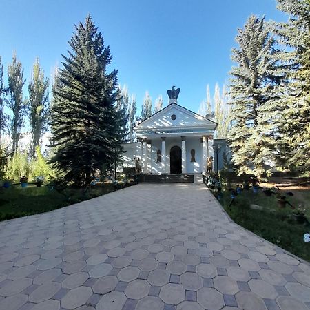 Waterfall In The Yard Каракол Екстериор снимка