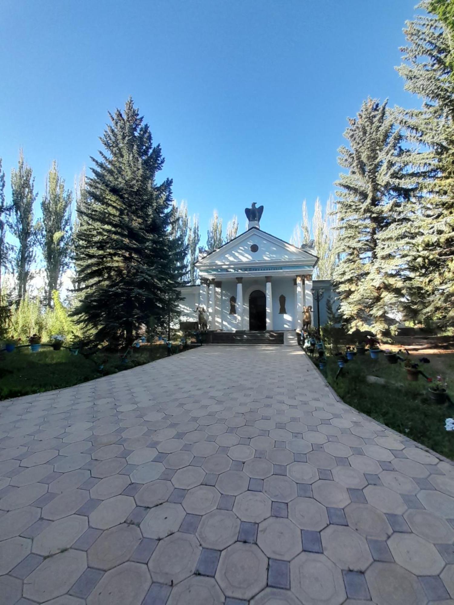 Waterfall In The Yard Каракол Екстериор снимка